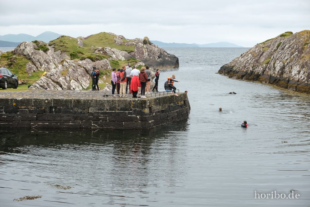 Badende Kinder am Gleesk Harbour