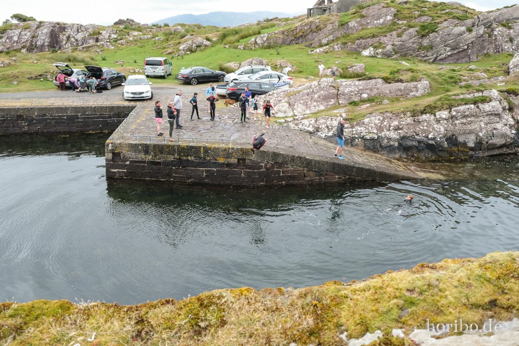 Badende Kinder im Gleesk Harbour