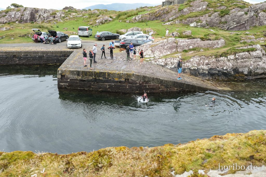 Badende Kinder im Gleesk Harbour