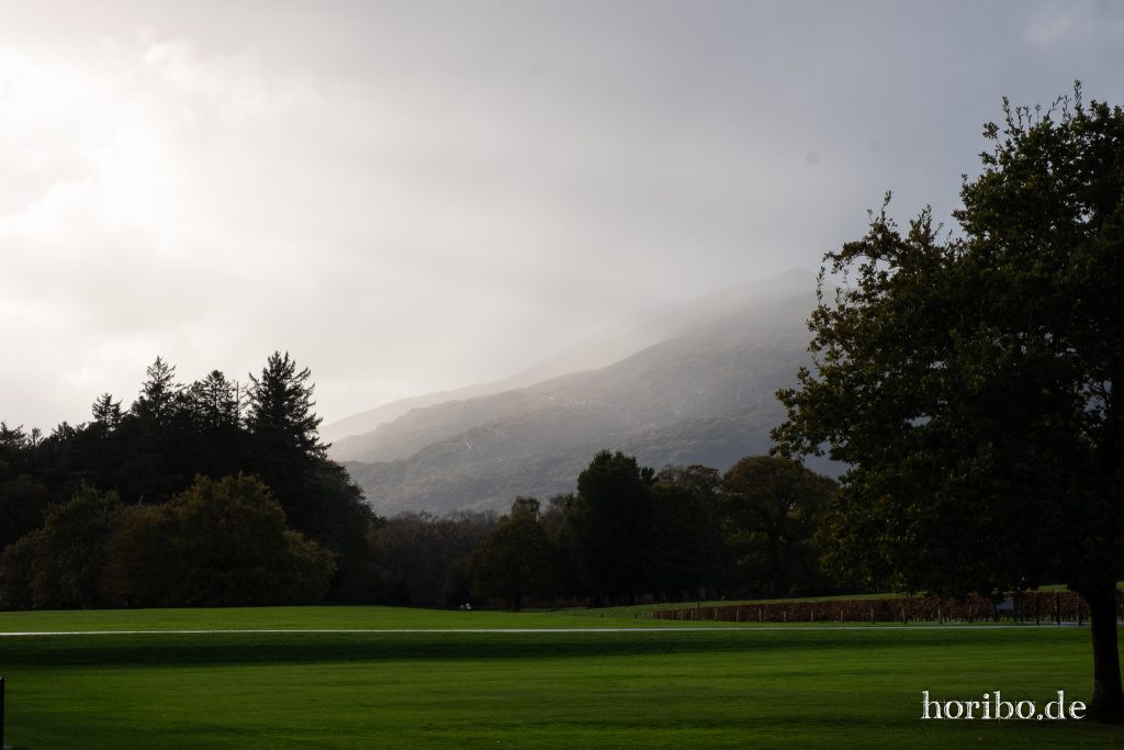 Regen kommt über die Berge