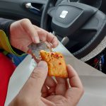 kurzer Snack im Auto