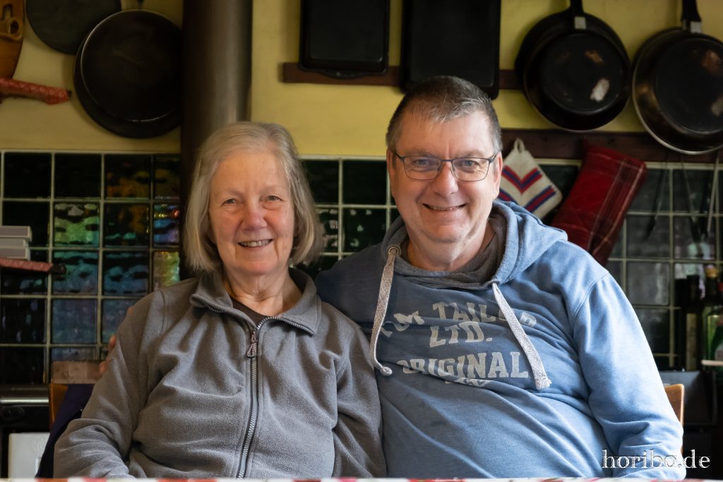 Mutter und Sohn in der Küche