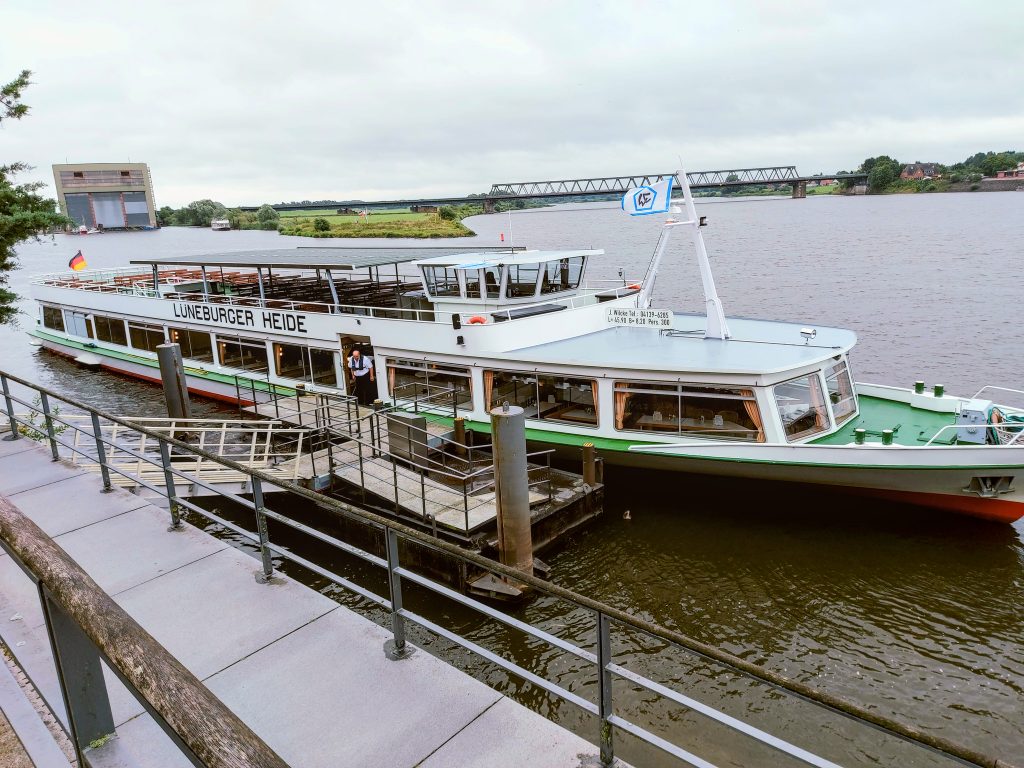 Fahrtschiff Lüneburger Heide am Anleger Lauenburg