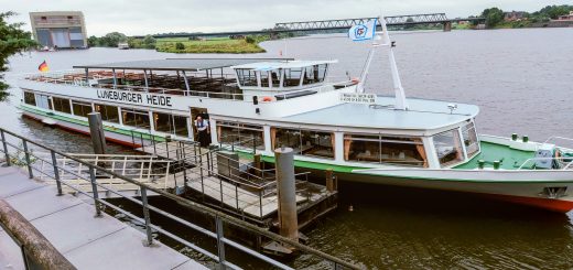 Fahrtschiff Lüneburger Heide am Anleger Lauenburg