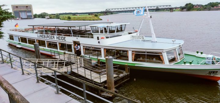 Fahrtschiff Lüneburger Heide am Anleger Lauenburg