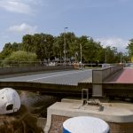 Fußgänger und Autos müssen warten