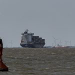 wir halten uns an der Seite